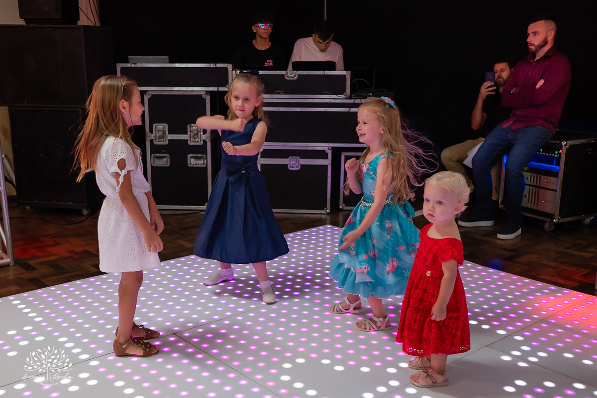 •	Festa - 15 anos - Helena Kolhs Fischer – Ensaio - Vinícola Nardello - Morro Redondo – Homenagens - Troca de sapato – Valsa - pista de dança -Infinity Bartenders -Vestido vermelho – Antonio Rocha Fotografias - Pelotas