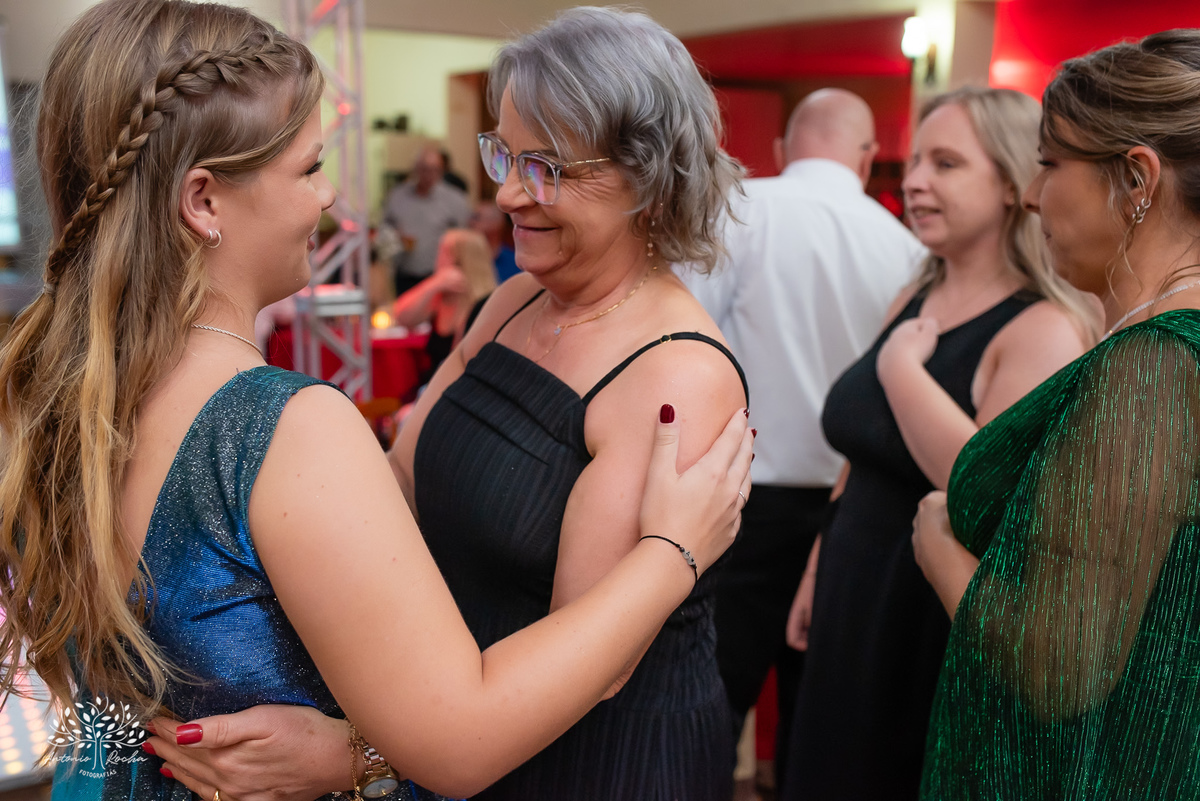 •	Festa - 15 anos - Helena Kolhs Fischer – Ensaio - Vinícola Nardello - Morro Redondo – Homenagens - Troca de sapato – Valsa - pista de dança -Infinity Bartenders -Vestido vermelho – Antonio Rocha Fotografias - Pelotas