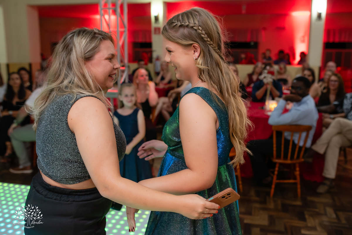 •	Festa - 15 anos - Helena Kolhs Fischer – Ensaio - Vinícola Nardello - Morro Redondo – Homenagens - Troca de sapato – Valsa - pista de dança -Infinity Bartenders -Vestido vermelho – Antonio Rocha Fotografias - Pelotas