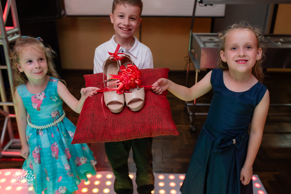 •	Festa - 15 anos - Helena Kolhs Fischer – Ensaio - Vinícola Nardello - Morro Redondo – Homenagens - Troca de sapato – Valsa - pista de dança -Infinity Bartenders -Vestido vermelho – Antonio Rocha Fotografias - Pelotas