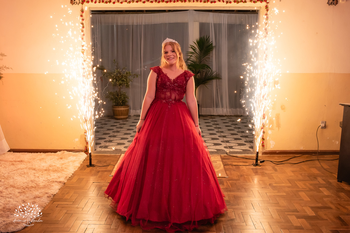 •	Festa - 15 anos - Helena Kolhs Fischer – Ensaio - Vinícola Nardello - Morro Redondo – Homenagens - Troca de sapato – Valsa - pista de dança -Infinity Bartenders -Vestido vermelho – Antonio Rocha Fotografias - Pelotas