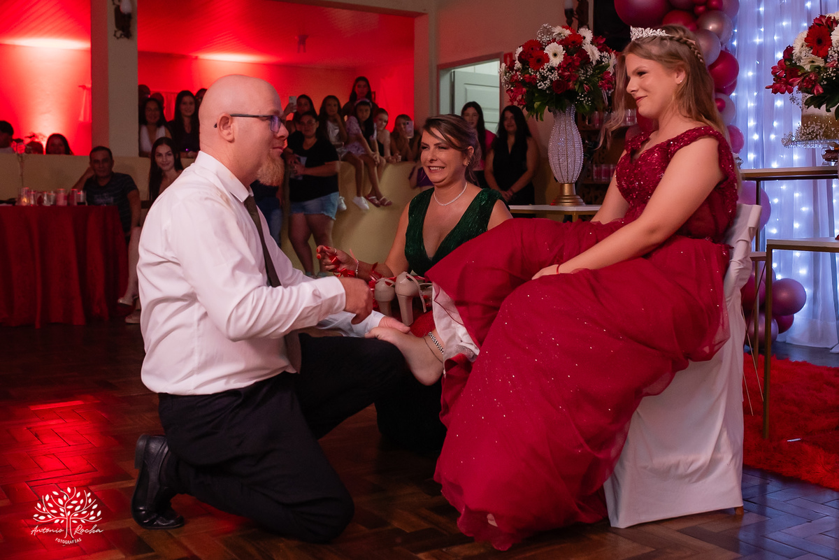 •	Festa - 15 anos - Helena Kolhs Fischer – Ensaio - Vinícola Nardello - Morro Redondo – Homenagens - Troca de sapato – Valsa - pista de dança -Infinity Bartenders -Vestido vermelho – Antonio Rocha Fotografias - Pelotas•	Festa - 15 anos - Helena Kolhs Fisc