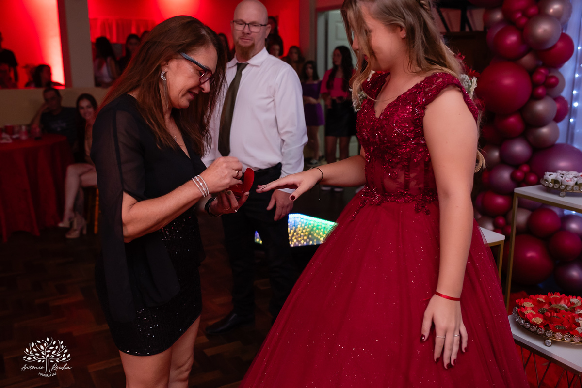 •	Festa - 15 anos - Helena Kolhs Fischer – Ensaio - Vinícola Nardello - Morro Redondo – Homenagens - Troca de sapato – Valsa - pista de dança -Infinity Bartenders -Vestido vermelho – Antonio Rocha Fotografias - Pelotas