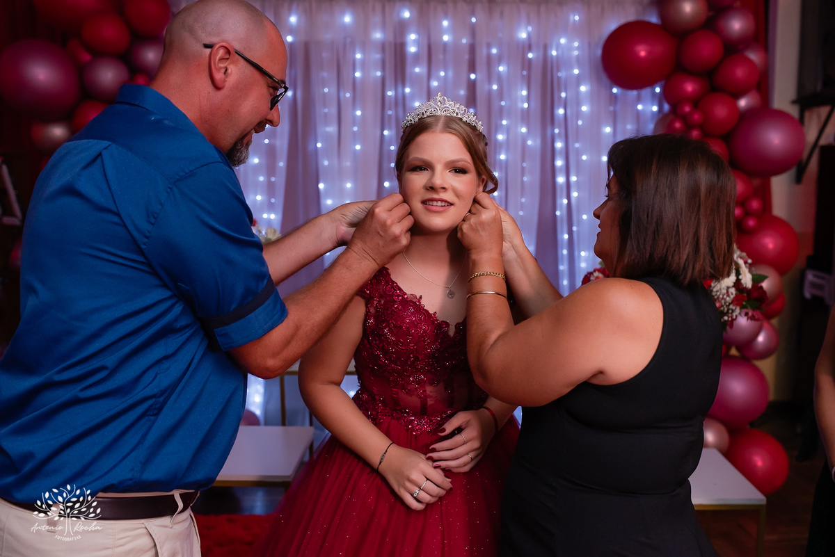 •	Festa - 15 anos - Helena Kolhs Fischer – Ensaio - Vinícola Nardello - Morro Redondo – Homenagens - Troca de sapato – Valsa - pista de dança -Infinity Bartenders -Vestido vermelho – Antonio Rocha Fotografias - Pelotas