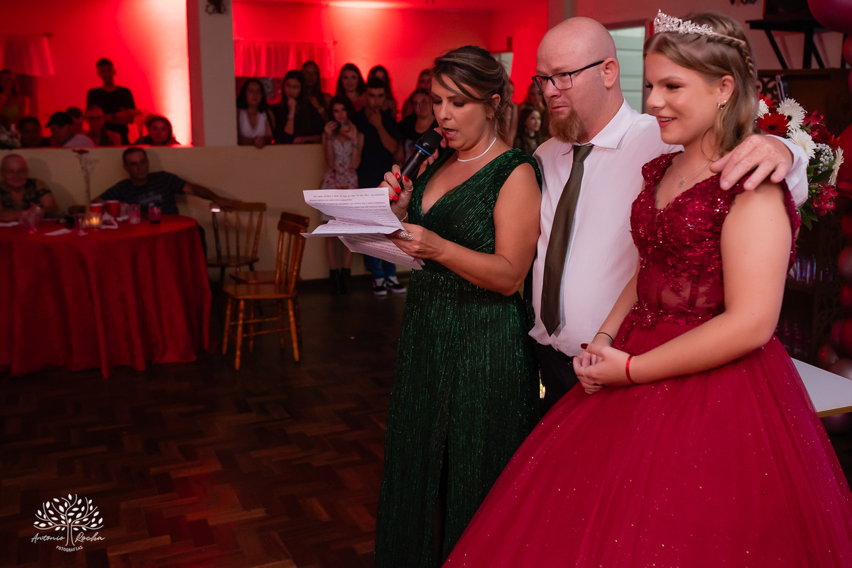 •	Festa - 15 anos - Helena Kolhs Fischer – Ensaio - Vinícola Nardello - Morro Redondo – Homenagens - Troca de sapato – Valsa - pista de dança -Infinity Bartenders -Vestido vermelho – Antonio Rocha Fotografias - Pelotas