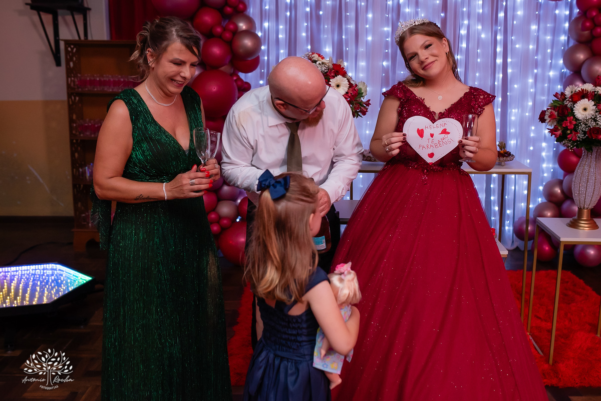 •	Festa - 15 anos - Helena Kolhs Fischer – Ensaio - Vinícola Nardello - Morro Redondo – Homenagens - Troca de sapato – Valsa - pista de dança -Infinity Bartenders -Vestido vermelho – Antonio Rocha Fotografias - Pelotas