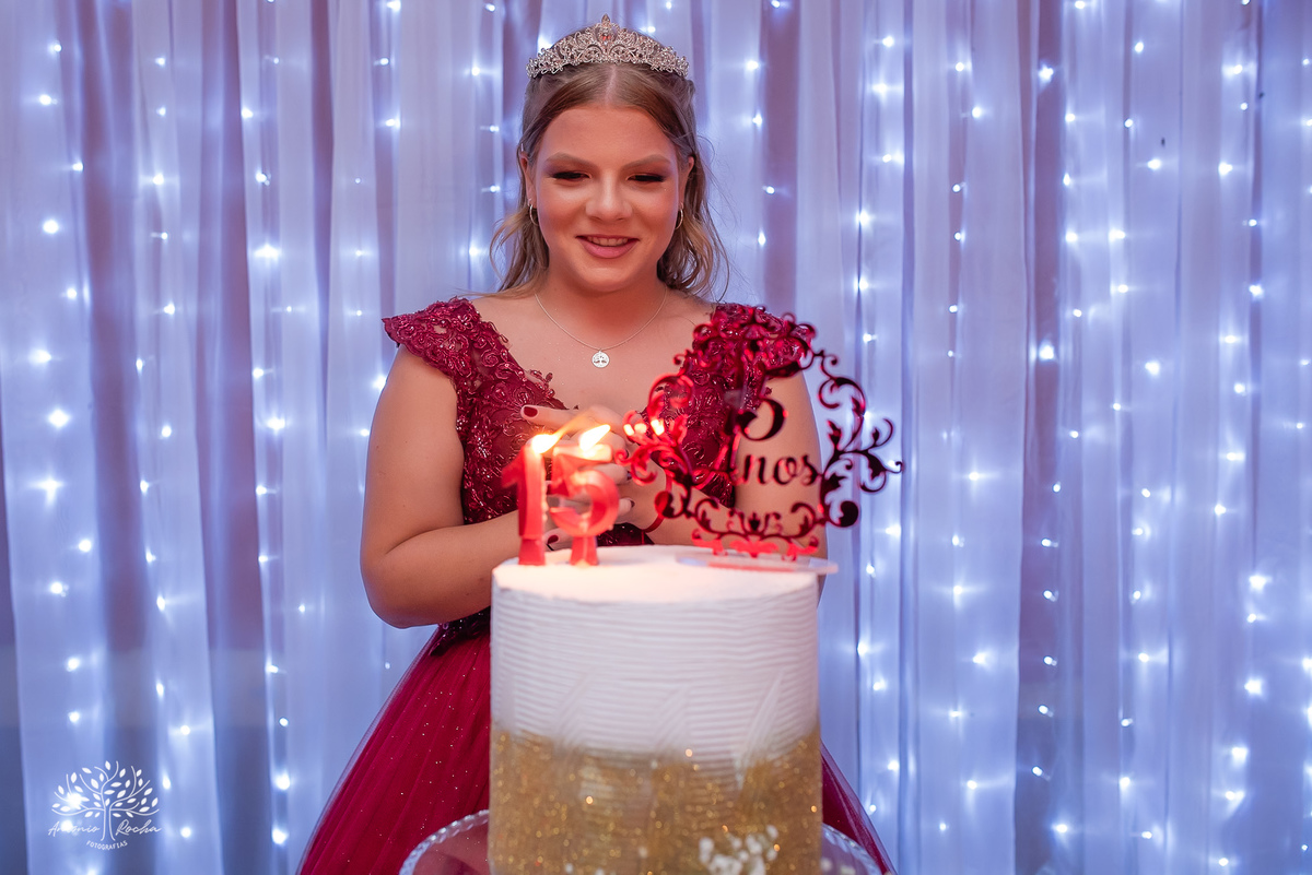 •	Festa - 15 anos - Helena Kolhs Fischer – Ensaio - Vinícola Nardello - Morro Redondo – Homenagens - Troca de sapato – Valsa - pista de dança -Infinity Bartenders -Vestido vermelho – Antonio Rocha Fotografias - Pelotas