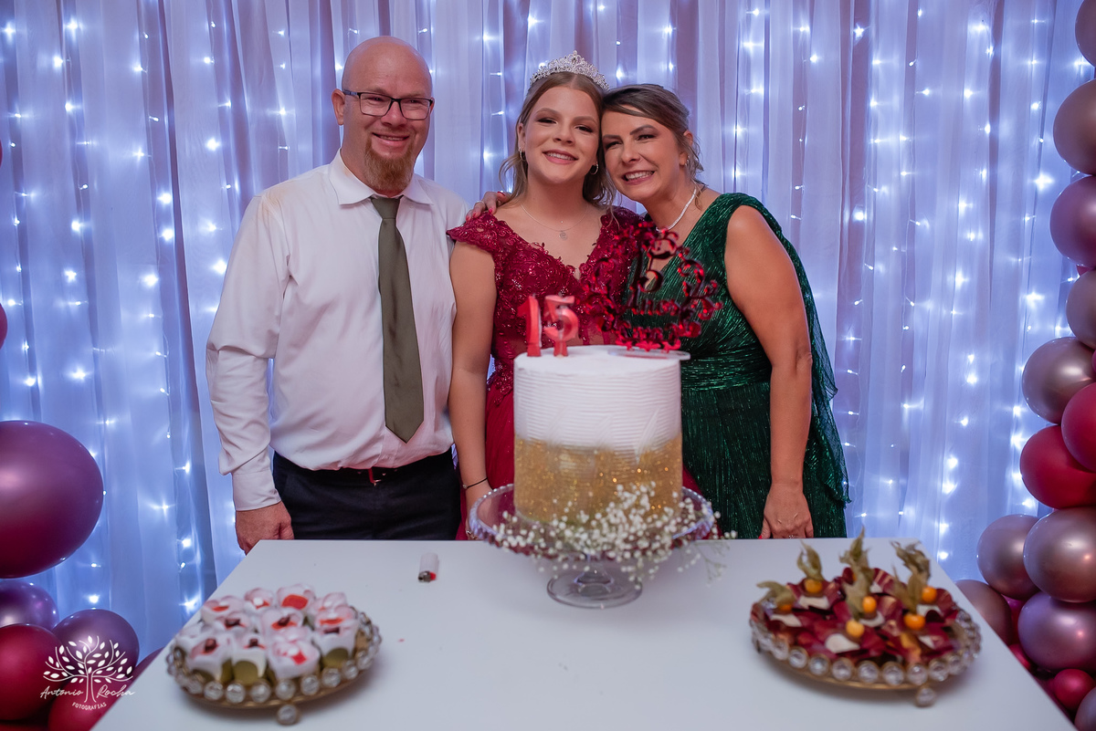 •	Festa - 15 anos - Helena Kolhs Fischer – Ensaio - Vinícola Nardello - Morro Redondo – Homenagens - Troca de sapato – Valsa - pista de dança -Infinity Bartenders -Vestido vermelho – Antonio Rocha Fotografias - Pelotas