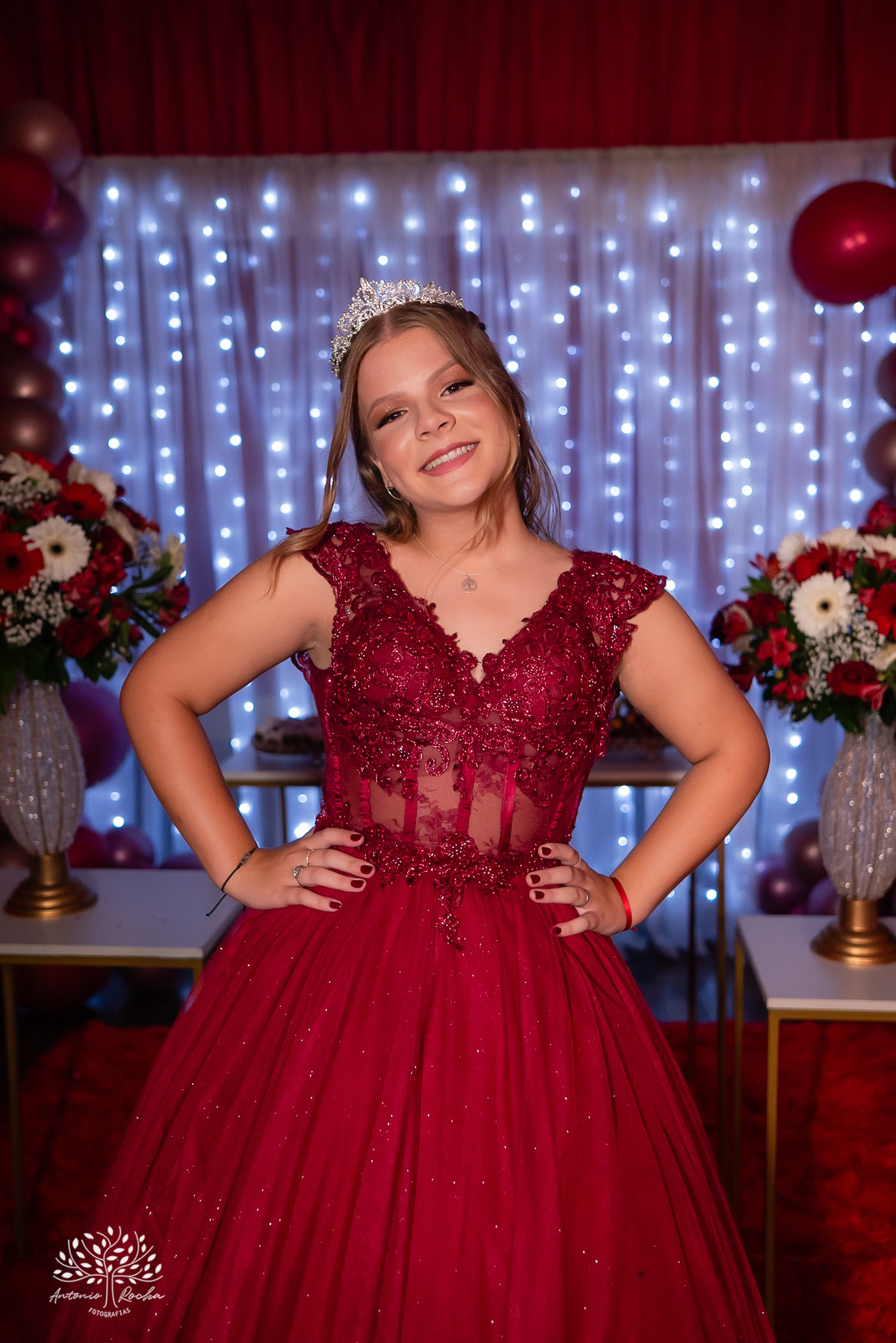 •	Festa - 15 anos - Helena Kolhs Fischer – Ensaio - Vinícola Nardello - Morro Redondo – Homenagens - Troca de sapato – Valsa - pista de dança -Infinity Bartenders -Vestido vermelho – Antonio Rocha Fotografias - Pelotas