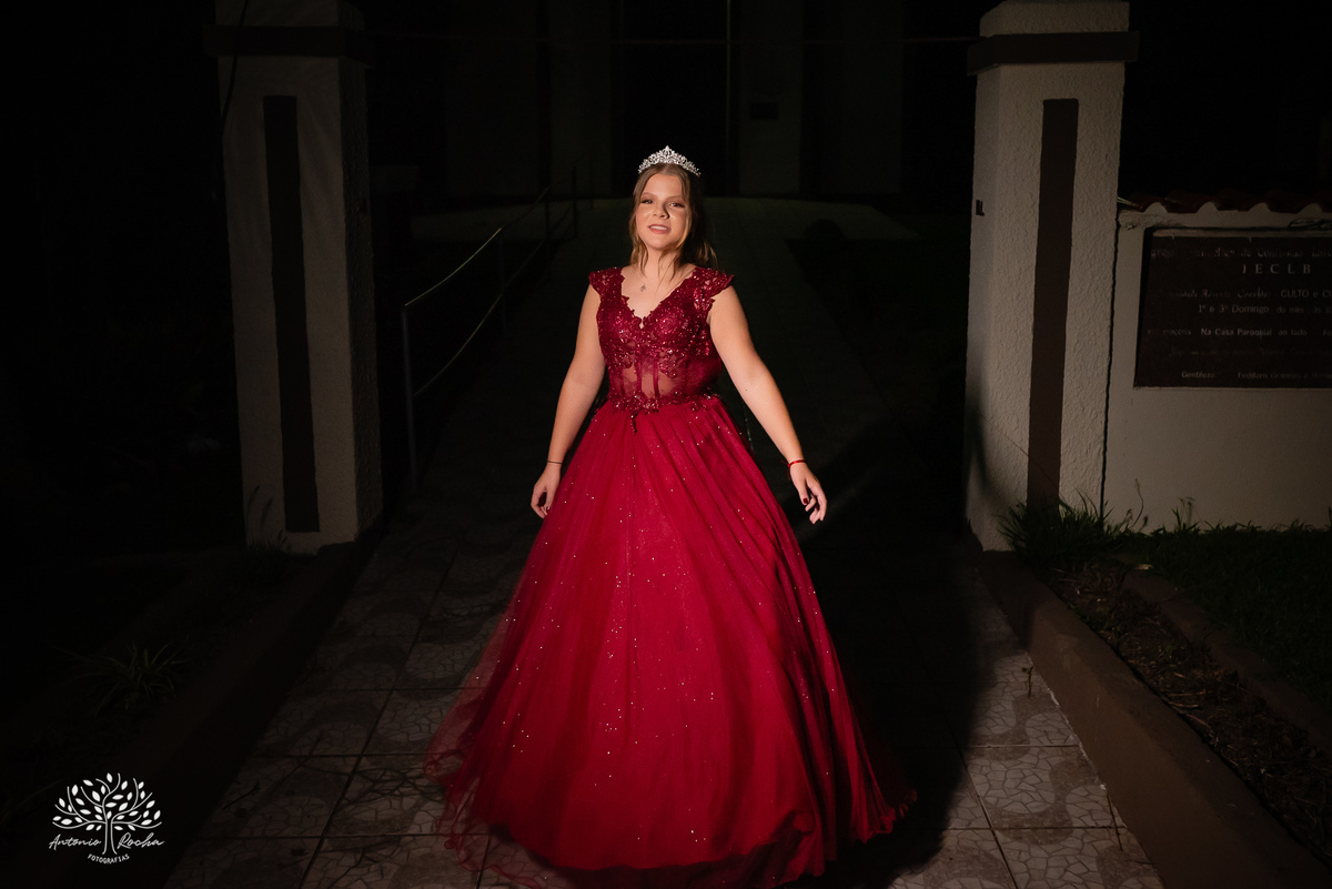 •	Festa - 15 anos - Helena Kolhs Fischer – Ensaio - Vinícola Nardello - Morro Redondo – Homenagens - Troca de sapato – Valsa - pista de dança -Infinity Bartenders -Vestido vermelho – Antonio Rocha Fotografias - Pelotas