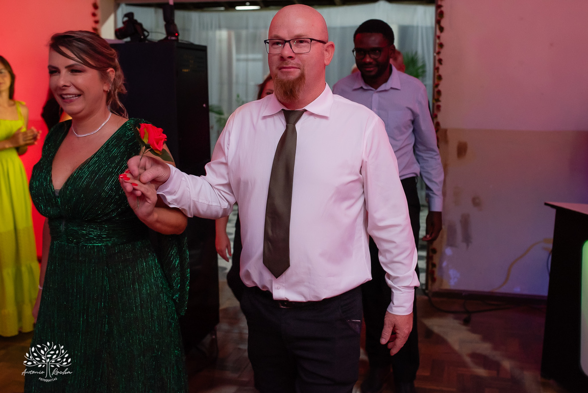 •	Festa - 15 anos - Helena Kolhs Fischer – Ensaio - Vinícola Nardello - Morro Redondo – Homenagens - Troca de sapato – Valsa - pista de dança -Infinity Bartenders -Vestido vermelho – Antonio Rocha Fotografias - Pelotas