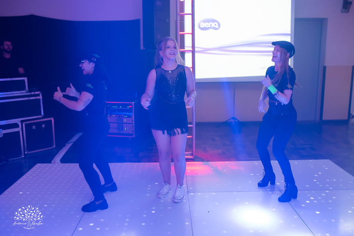 •	Festa - 15 anos - Helena Kolhs Fischer – Ensaio - Vinícola Nardello - Morro Redondo – Homenagens - Troca de sapato – Valsa - pista de dança -Infinity Bartenders -Vestido vermelho – Antonio Rocha Fotografias - Pelotas