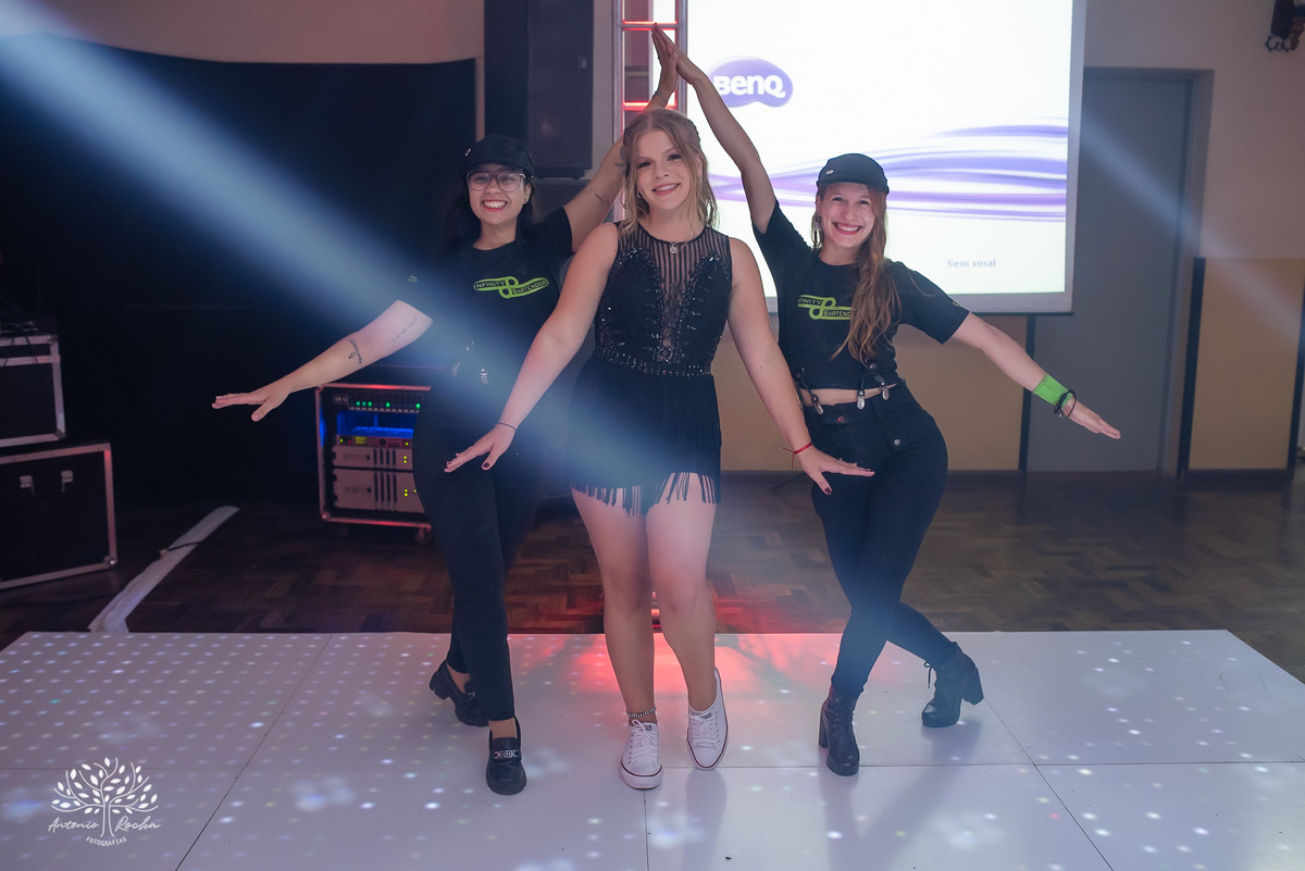 •	Festa - 15 anos - Helena Kolhs Fischer – Ensaio - Vinícola Nardello - Morro Redondo – Homenagens - Troca de sapato – Valsa - pista de dança -Infinity Bartenders -Vestido vermelho – Antonio Rocha Fotografias - Pelotas