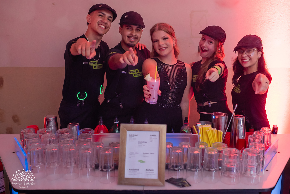 •	Festa - 15 anos - Helena Kolhs Fischer – Ensaio - Vinícola Nardello - Morro Redondo – Homenagens - Troca de sapato – Valsa - pista de dança -Infinity Bartenders -Vestido vermelho – Antonio Rocha Fotografias - Pelotas