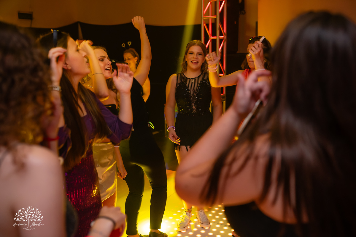 •	Festa - 15 anos - Helena Kolhs Fischer – Ensaio - Vinícola Nardello - Morro Redondo – Homenagens - Troca de sapato – Valsa - pista de dança -Infinity Bartenders -Vestido vermelho – Antonio Rocha Fotografias - Pelotas