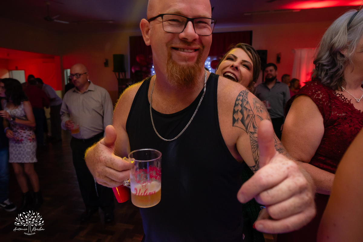 •	Festa - 15 anos - Helena Kolhs Fischer – Ensaio - Vinícola Nardello - Morro Redondo – Homenagens - Troca de sapato – Valsa - pista de dança -Infinity Bartenders -Vestido vermelho – Antonio Rocha Fotografias - Pelotas