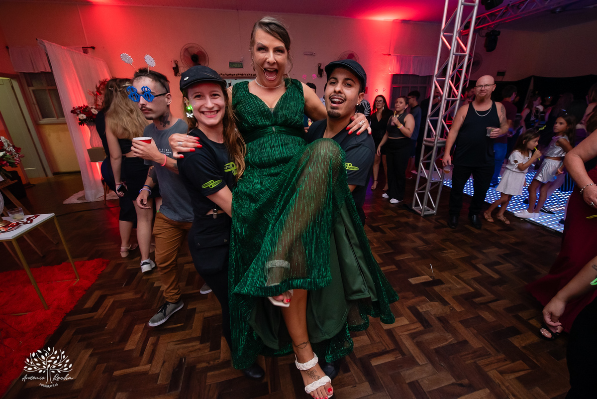 •	Festa - 15 anos - Helena Kolhs Fischer – Ensaio - Vinícola Nardello - Morro Redondo – Homenagens - Troca de sapato – Valsa - pista de dança -Infinity Bartenders -Vestido vermelho – Antonio Rocha Fotografias - Pelotas