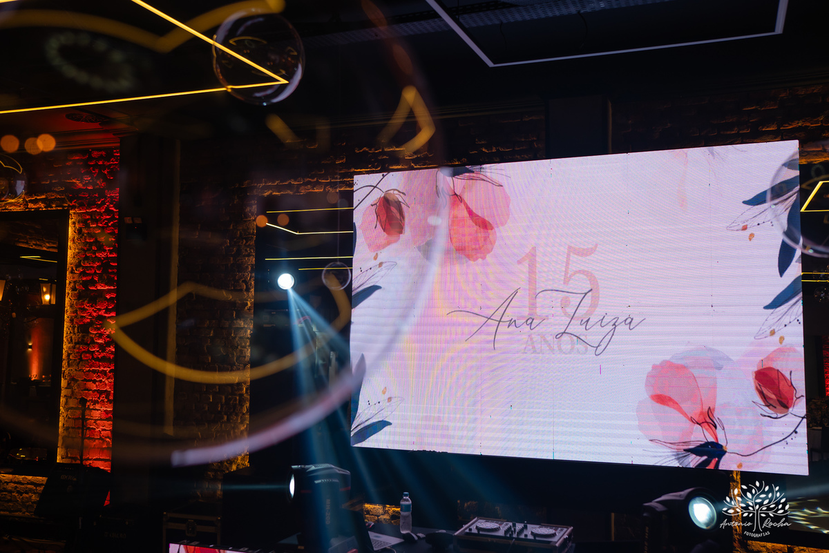 Noite especial – Analu – decoração impecável – debutante -talento -guitarrista – banda – surpresas 15 anos – dança pai – balada – balada -  pista-de-dança - memórias -  Antonio Rocha Fotografias – Engenho Eventos - Pelotas