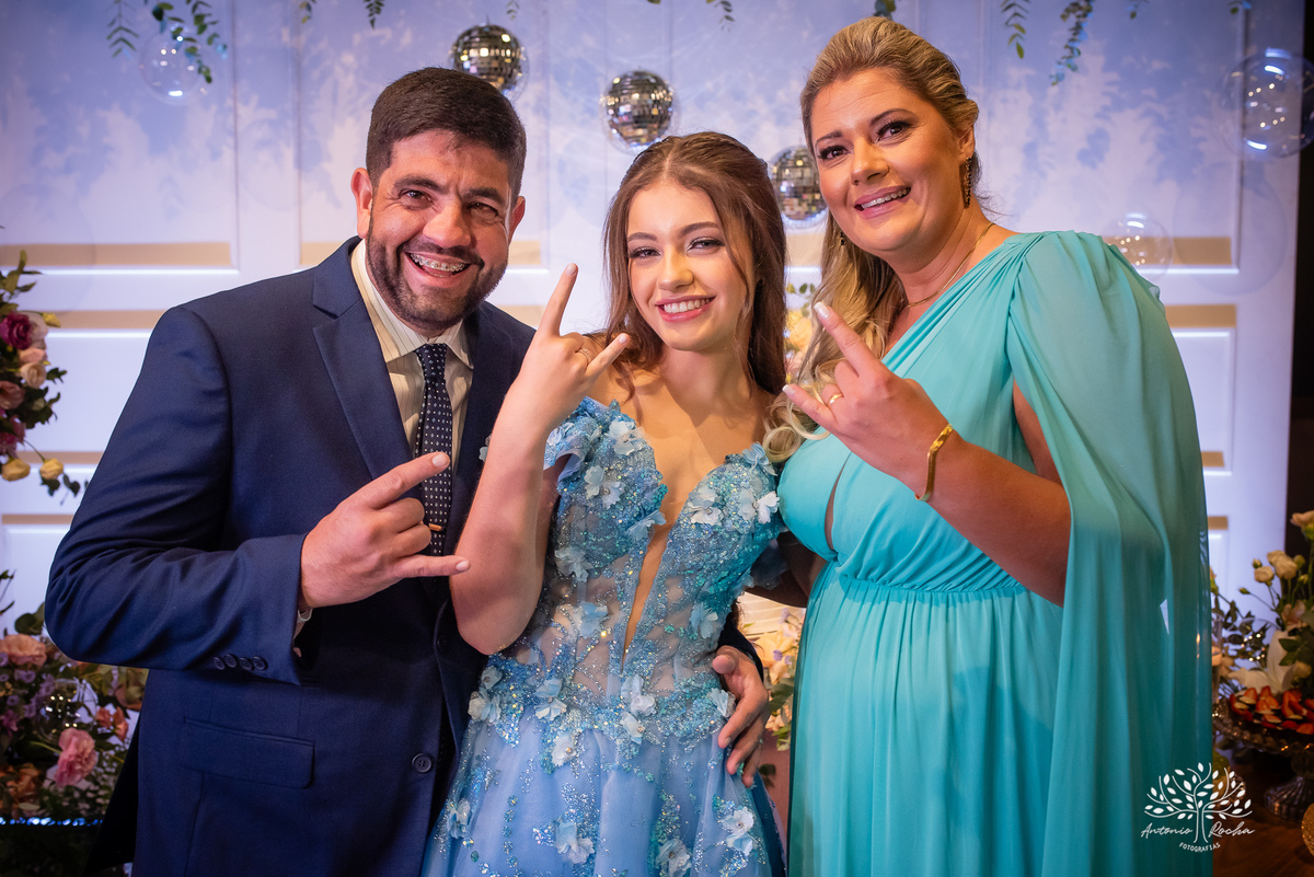 Noite especial – Analu – decoração impecável – debutante -talento -guitarrista – banda – surpresas 15 anos – dança pai – balada – balada -  pista-de-dança - memórias -  Antonio Rocha Fotografias – Engenho Eventos - Pelotas