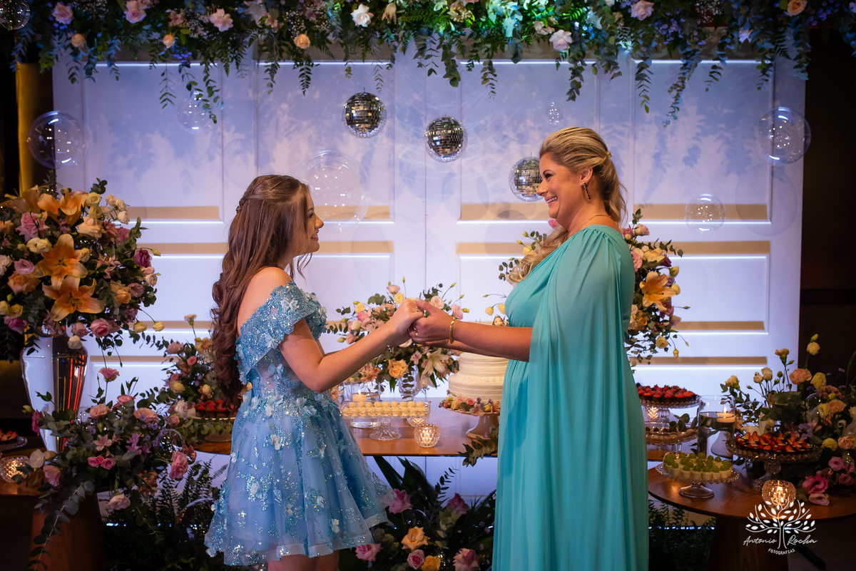 Noite especial – Analu – decoração impecável – debutante -talento -guitarrista – banda – surpresas 15 anos – dança pai – balada – balada -  pista-de-dança - memórias -  Antonio Rocha Fotografias – Engenho Eventos - Pelotas