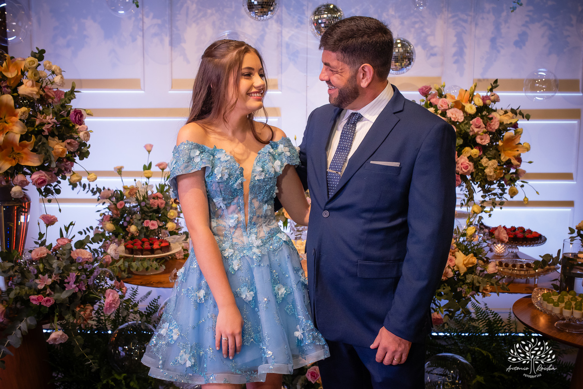 Noite especial – Analu – decoração impecável – debutante -talento -guitarrista – banda – surpresas 15 anos – dança pai – balada – balada -  pista-de-dança - memórias -  Antonio Rocha Fotografias – Engenho Eventos - Pelotas