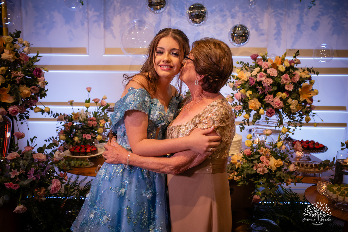 Noite especial – Analu – decoração impecável – debutante -talento -guitarrista – banda – surpresas 15 anos – dança pai – balada – balada -  pista-de-dança - memórias -  Antonio Rocha Fotografias – Engenho Eventos - Pelotas