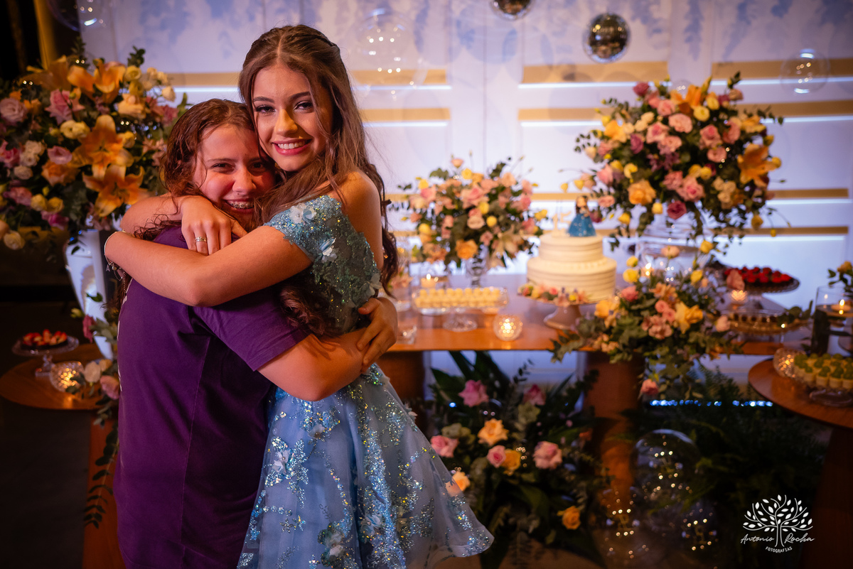 Noite especial – Analu – decoração impecável – debutante -talento -guitarrista – banda – surpresas 15 anos – dança pai – balada – balada -  pista-de-dança - memórias -  Antonio Rocha Fotografias – Engenho Eventos - Pelotas