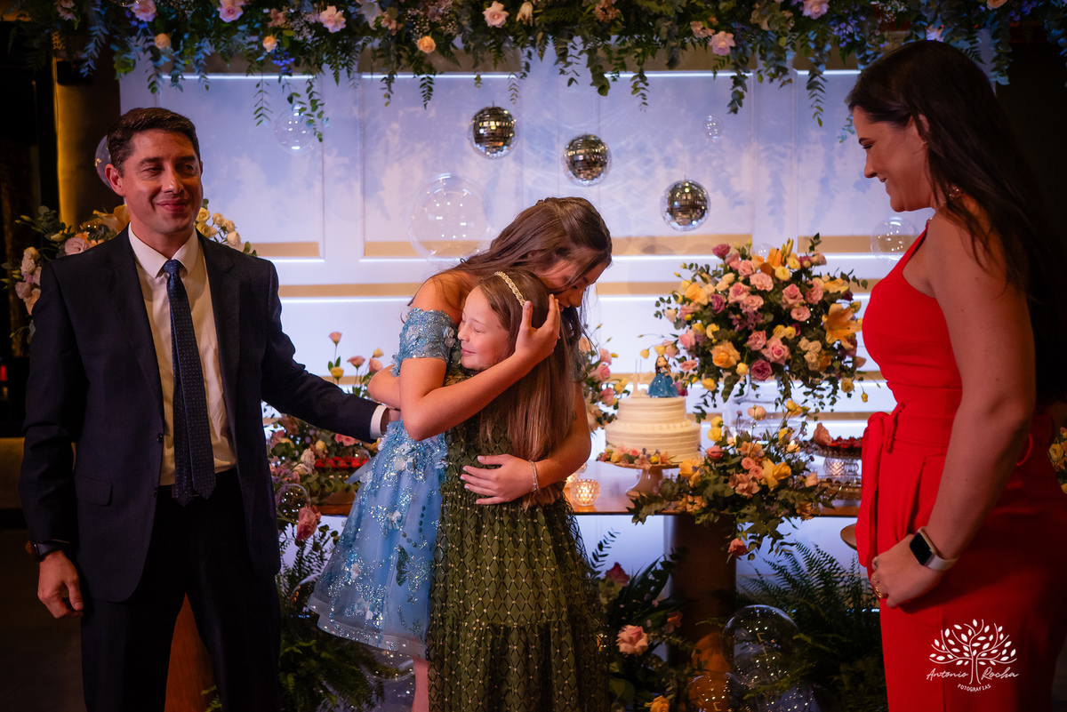 Noite especial – Analu – decoração impecável – debutante -talento -guitarrista – banda – surpresas 15 anos – dança pai – balada – balada -  pista-de-dança - memórias -  Antonio Rocha Fotografias – Engenho Eventos - Pelotas