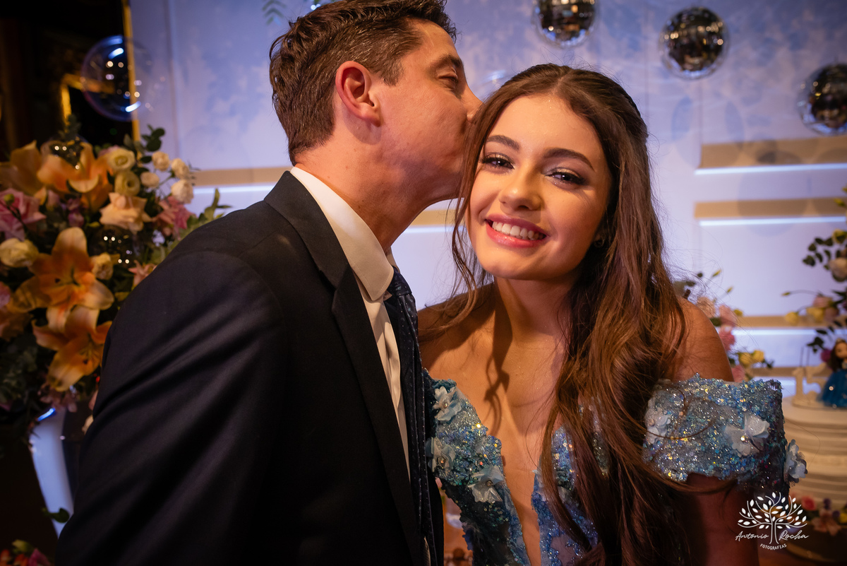 Noite especial – Analu – decoração impecável – debutante -talento -guitarrista – banda – surpresas 15 anos – dança pai – balada – balada -  pista-de-dança - memórias -  Antonio Rocha Fotografias – Engenho Eventos - Pelotas