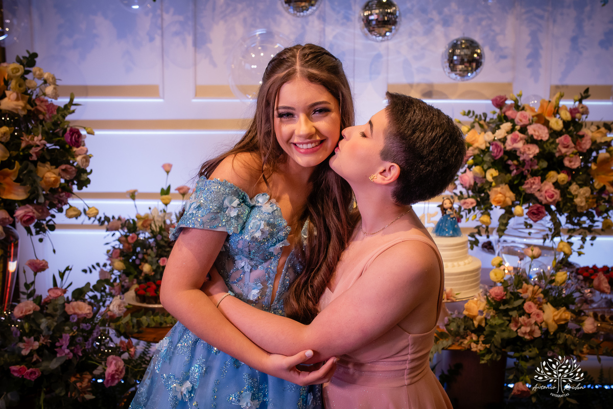 Noite especial – Analu – decoração impecável – debutante -talento -guitarrista – banda – surpresas 15 anos – dança pai – balada – balada -  pista-de-dança - memórias -  Antonio Rocha Fotografias – Engenho Eventos - Pelotas