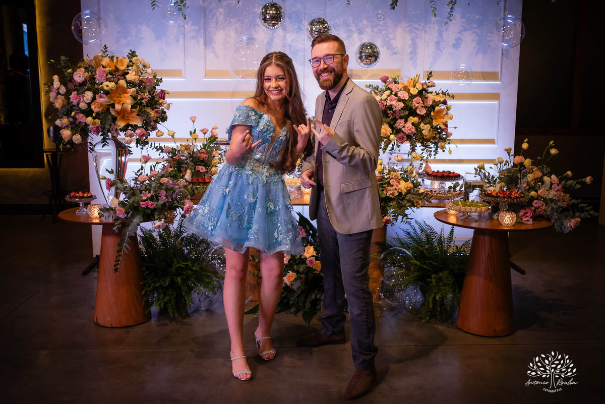 Noite especial – Analu – decoração impecável – debutante -talento -guitarrista – banda – surpresas 15 anos – dança pai – balada – balada -  pista-de-dança - memórias -  Antonio Rocha Fotografias – Engenho Eventos - Pelotas