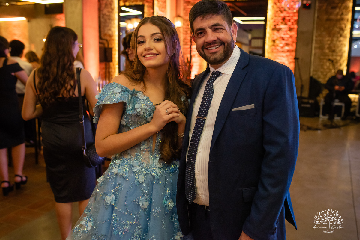 Noite especial – Analu – decoração impecável – debutante -talento -guitarrista – banda – surpresas 15 anos – dança pai – balada – balada -  pista-de-dança - memórias -  Antonio Rocha Fotografias – Engenho Eventos - Pelotas