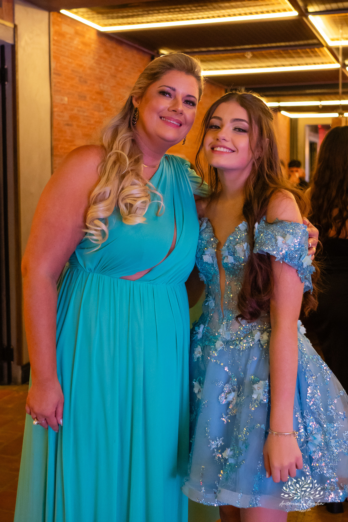 Noite especial – Analu – decoração impecável – debutante -talento -guitarrista – banda – surpresas 15 anos – dança pai – balada – balada -  pista-de-dança - memórias -  Antonio Rocha Fotografias – Engenho Eventos - Pelotas