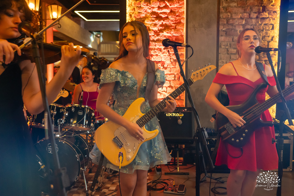 Noite especial – Analu – decoração impecável – debutante -talento -guitarrista – banda – surpresas 15 anos – dança pai – balada – balada -  pista-de-dança - memórias -  Antonio Rocha Fotografias – Engenho Eventos - Pelotas