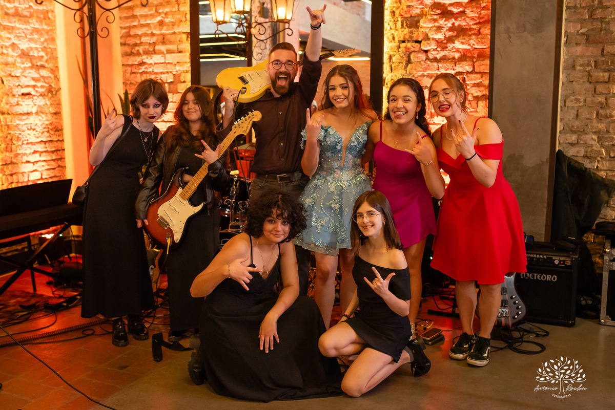 Noite especial – Analu – decoração impecável – debutante -talento -guitarrista – banda – surpresas 15 anos – dança pai – balada – balada -  pista-de-dança - memórias -  Antonio Rocha Fotografias – Engenho Eventos - Pelotas