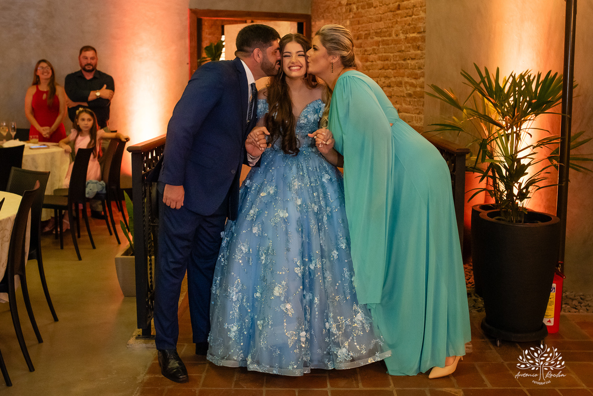 Noite especial – Analu – decoração impecável – debutante -talento -guitarrista – banda – surpresas 15 anos – dança pai – balada – balada -  pista-de-dança - memórias -  Antonio Rocha Fotografias – Engenho Eventos - Pelotas