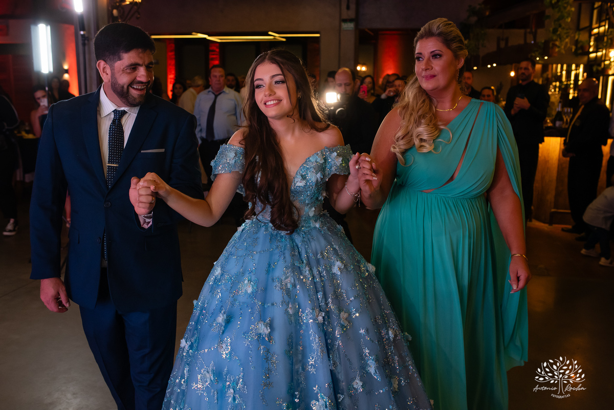 Noite especial – Analu – decoração impecável – debutante -talento -guitarrista – banda – surpresas 15 anos – dança pai – balada – balada -  pista-de-dança - memórias -  Antonio Rocha Fotografias – Engenho Eventos - Pelotas