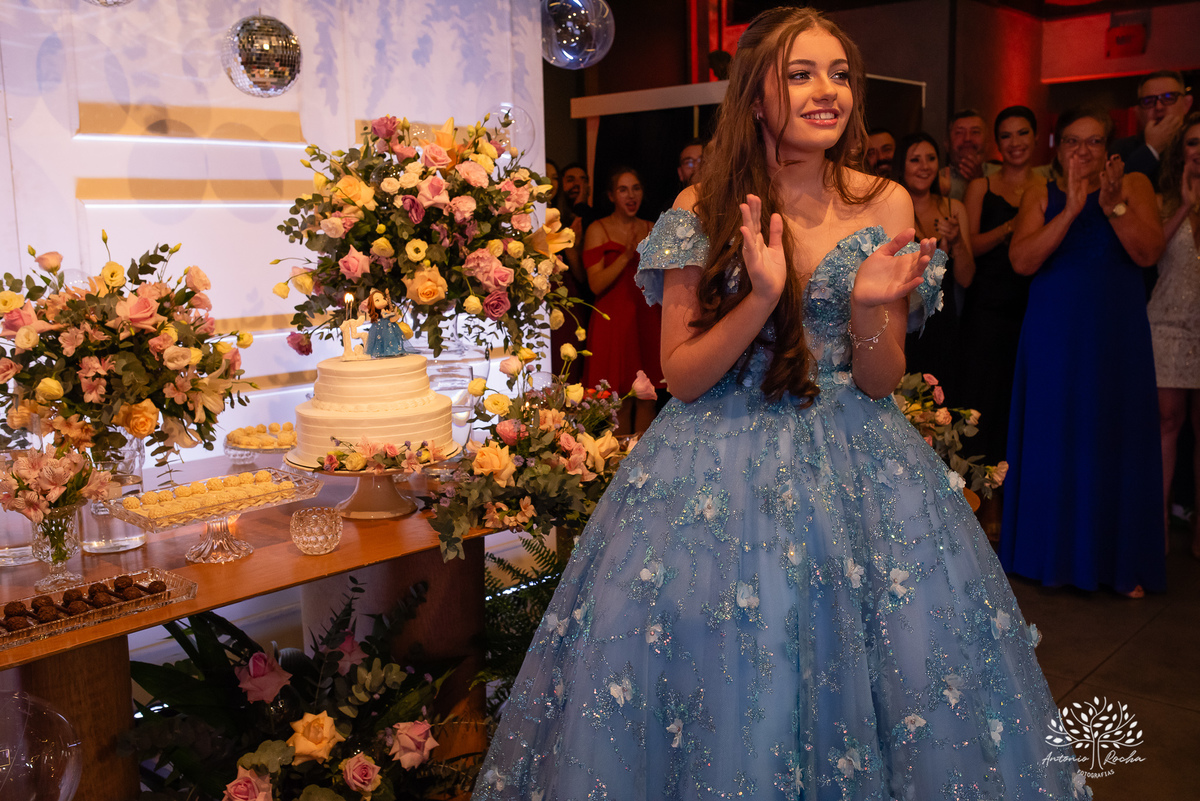 Noite especial – Analu – decoração impecável – debutante -talento -guitarrista – banda – surpresas 15 anos – dança pai – balada – balada -  pista-de-dança - memórias -  Antonio Rocha Fotografias – Engenho Eventos - Pelotas
