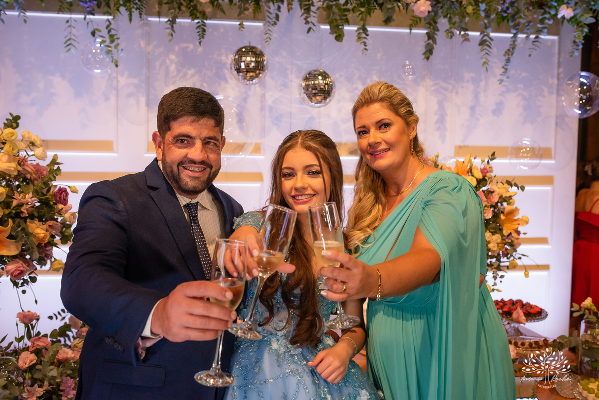 Noite especial – Analu – decoração impecável – debutante -talento -guitarrista – banda – surpresas 15 anos – dança pai – balada – balada -  pista-de-dança - memórias -  Antonio Rocha Fotografias – Engenho Eventos - Pelotas