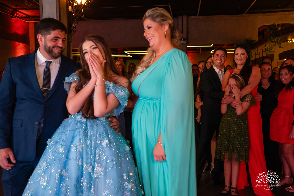 Noite especial – Analu – decoração impecável – debutante -talento -guitarrista – banda – surpresas 15 anos – dança pai – balada – balada -  pista-de-dança - memórias -  Antonio Rocha Fotografias – Engenho Eventos - Pelotas