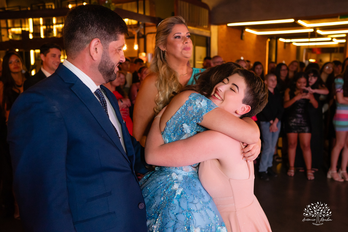 Noite especial – Analu – decoração impecável – debutante -talento -guitarrista – banda – surpresas 15 anos – dança pai – balada – balada -  pista-de-dança - memórias -  Antonio Rocha Fotografias – Engenho Eventos - Pelotas