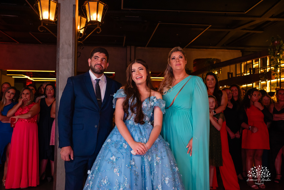 Noite especial – Analu – decoração impecável – debutante -talento -guitarrista – banda – surpresas 15 anos – dança pai – balada – balada -  pista-de-dança - memórias -  Antonio Rocha Fotografias – Engenho Eventos - Pelotas