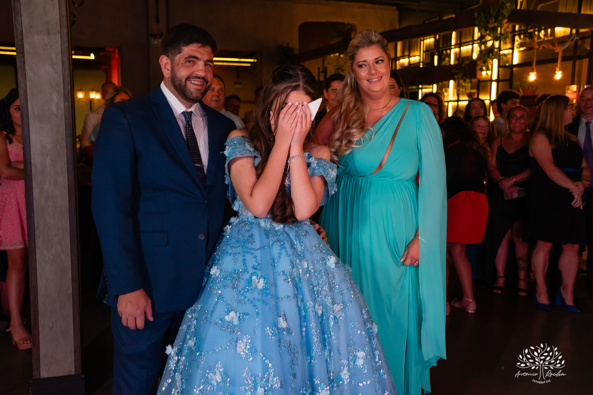 Noite especial – Analu – decoração impecável – debutante -talento -guitarrista – banda – surpresas 15 anos – dança pai – balada – balada -  pista-de-dança - memórias -  Antonio Rocha Fotografias – Engenho Eventos - Pelotas