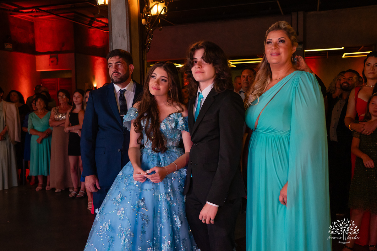 Noite especial – Analu – decoração impecável – debutante -talento -guitarrista – banda – surpresas 15 anos – dança pai – balada – balada -  pista-de-dança - memórias -  Antonio Rocha Fotografias – Engenho Eventos - Pelotas