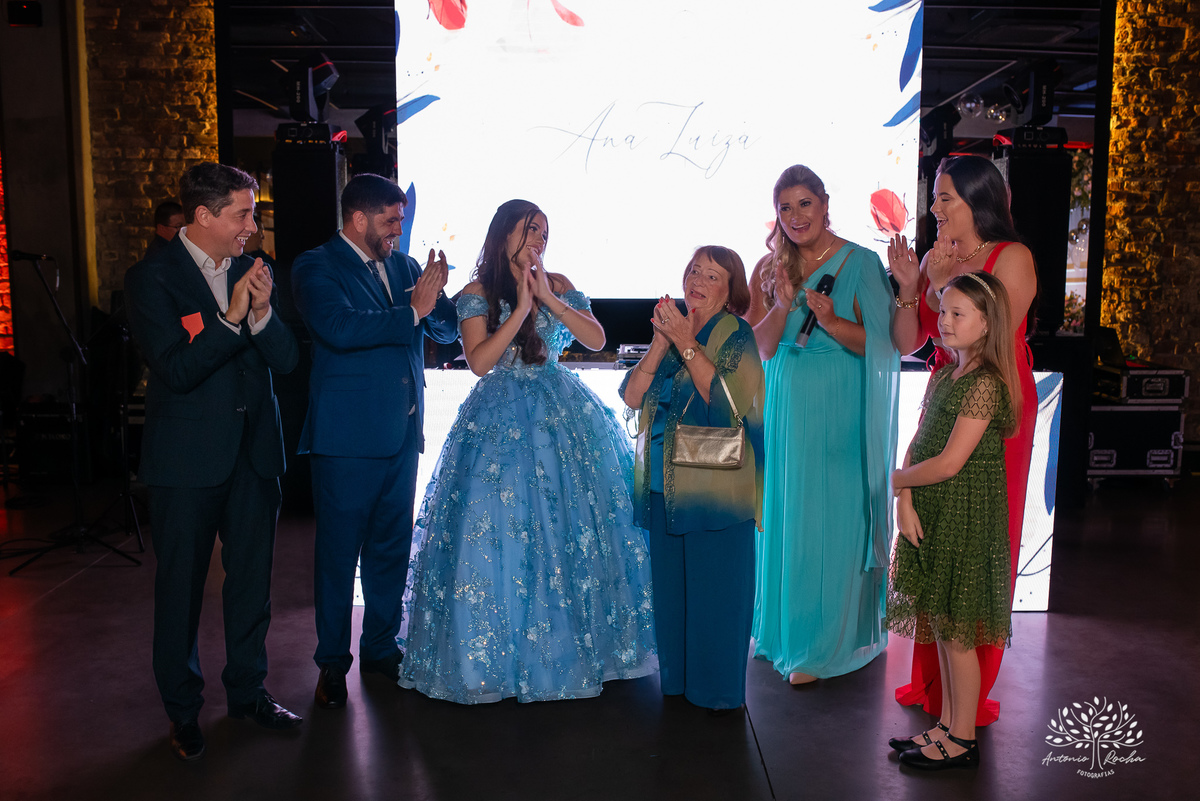 Noite especial – Analu – decoração impecável – debutante -talento -guitarrista – banda – surpresas 15 anos – dança pai – balada – balada -  pista-de-dança - memórias -  Antonio Rocha Fotografias – Engenho Eventos - Pelotas