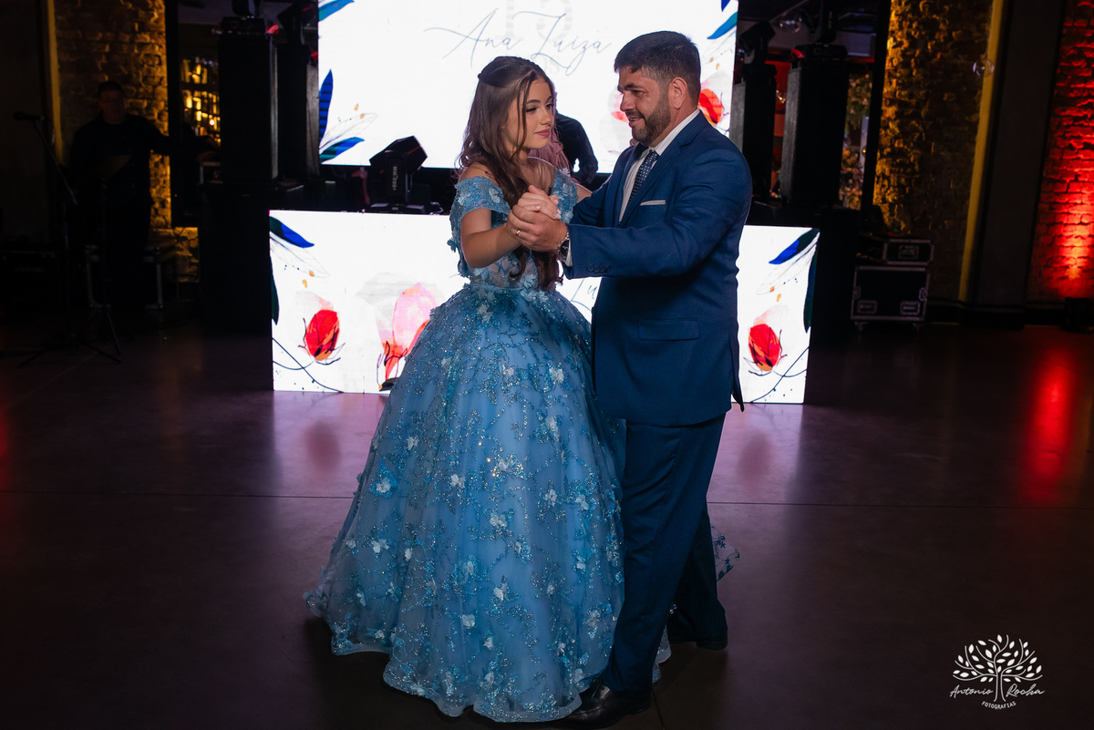 Noite especial – Analu – decoração impecável – debutante -talento -guitarrista – banda – surpresas 15 anos – dança pai – balada – balada -  pista-de-dança - memórias -  Antonio Rocha Fotografias – Engenho Eventos - Pelotas