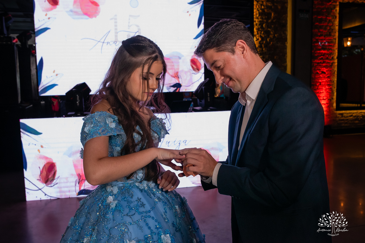 Noite especial – Analu – decoração impecável – debutante -talento -guitarrista – banda – surpresas 15 anos – dança pai – balada – balada -  pista-de-dança - memórias -  Antonio Rocha Fotografias – Engenho Eventos - Pelotas