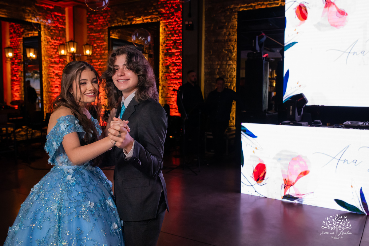 Noite especial – Analu – decoração impecável – debutante -talento -guitarrista – banda – surpresas 15 anos – dança pai – balada – balada -  pista-de-dança - memórias -  Antonio Rocha Fotografias – Engenho Eventos - Pelotas