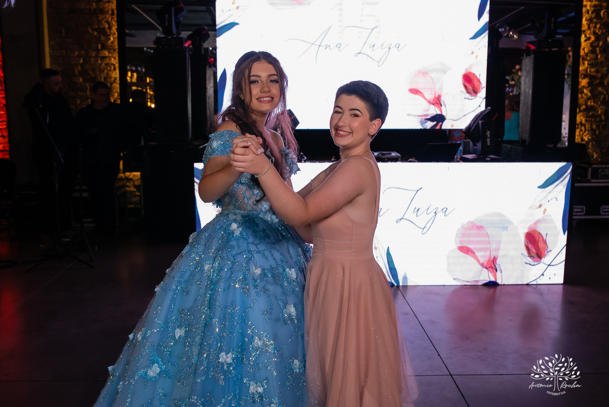 Noite especial – Analu – decoração impecável – debutante -talento -guitarrista – banda – surpresas 15 anos – dança pai – balada – balada -  pista-de-dança - memórias -  Antonio Rocha Fotografias – Engenho Eventos - Pelotas