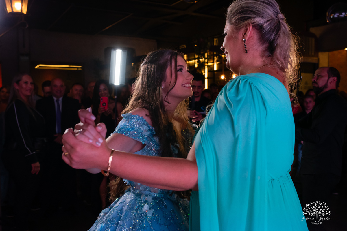 Noite especial – Analu – decoração impecável – debutante -talento -guitarrista – banda – surpresas 15 anos – dança pai – balada – balada -  pista-de-dança - memórias -  Antonio Rocha Fotografias – Engenho Eventos - Pelotas